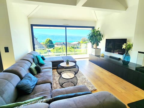 Annonce Airbnb populaire: New villa, lake views, castle and mountains within walking distance à Menthon Saint Bernard