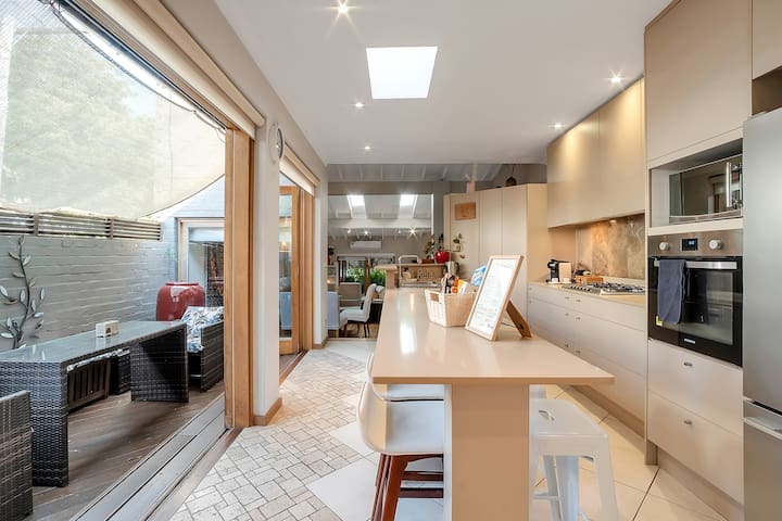 Luxury Retreat Home – 4Bed House – Mins from CBD gallery image 4