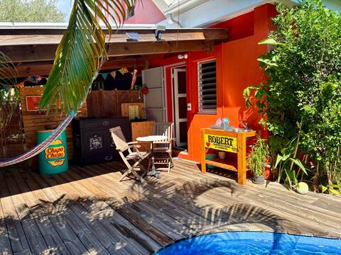 Top Airbnb: Cozy studio with pool in the city center. in Saint Denis