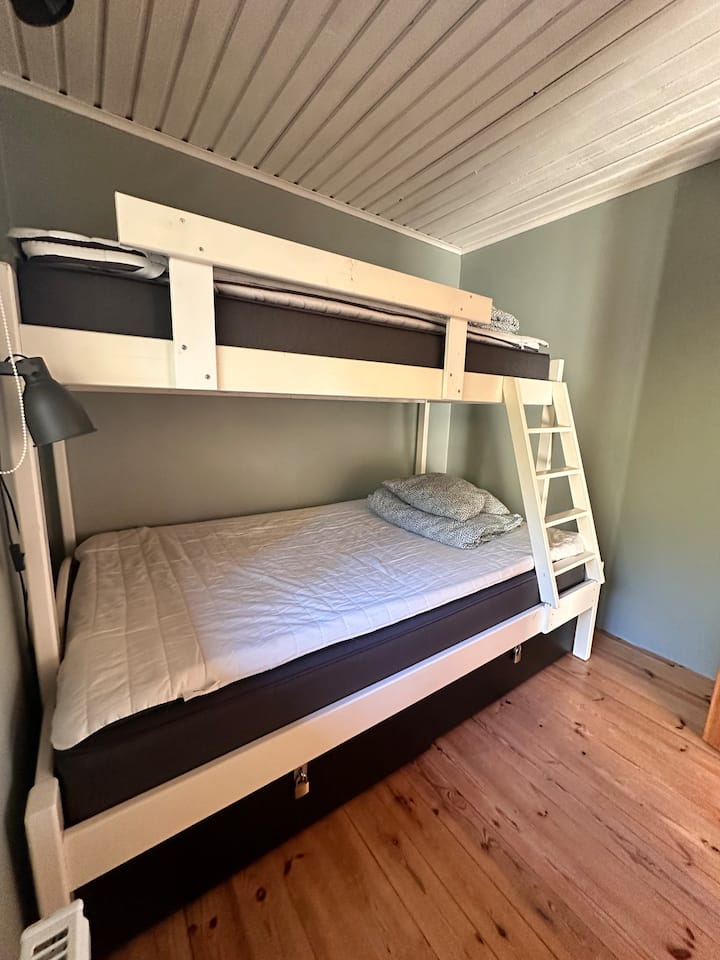تم تجديده حديثًا في عام 2024. سرير بطابقين مع سرير عريض في الأسفل وسرير فردي في الأعلى. تتوفر ستائر تعتيم. ملاحظة: لا يتم تضمين أغطية السرير، إلزامية للاستخدام! يمكن تأجيرها عند الطلب.