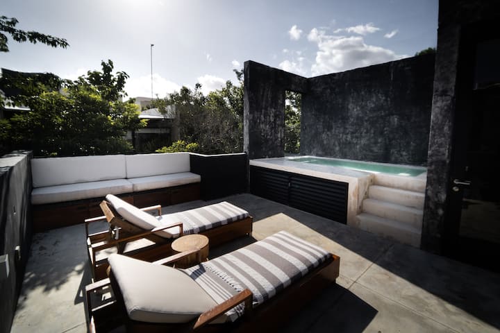 Spacious Luxury Villa, 3 Private Pools + Rooftop - Tulum