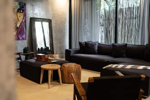 Anuncio de Airbnb popular: Spacious Luxury Villa, 3 Private Pools + Rooftop en Tulum