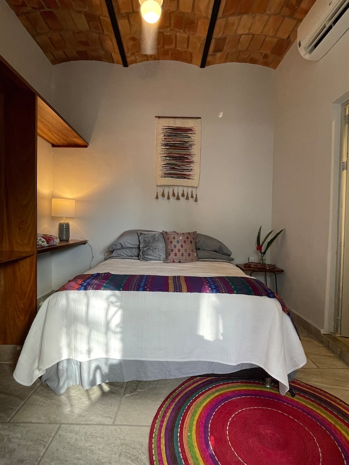 Kitanda cha Malkia cha Casita Buen Onda. Mito ya uimara mbalimbali.
Inaelekea upande wa jua ukichomoza juu ya milima kwa mbali.
Kiyoyozi na feni ya dari.