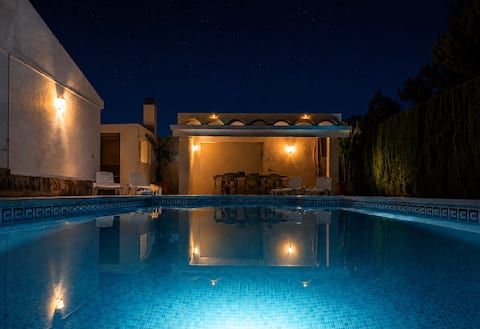 Airbnb con mejor rendimiento: Villa with private pool | Games room | Bbq |Garden en L'ametlla De Mar