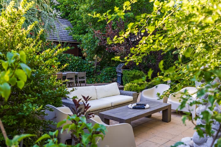 Skiers garden retreat -sauna, fireplaces, hot tub