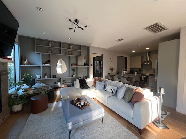 2 bed/ 2.5 bath house +sunroom