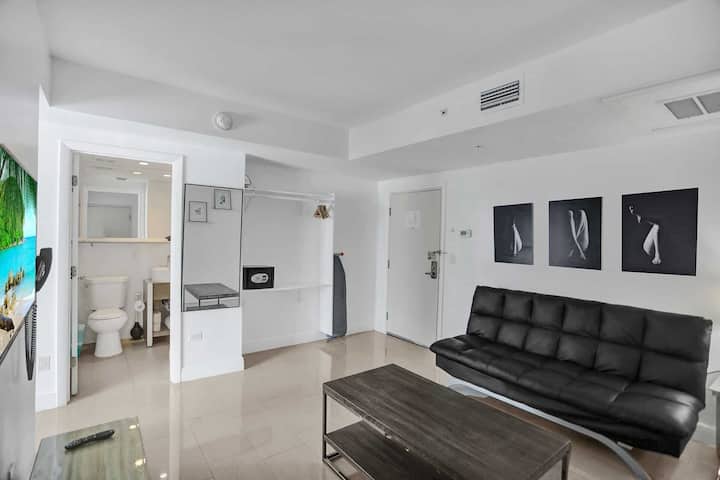 Great Relaxing Overnight Stay! 2 Classy Units - Miami Beach, FL