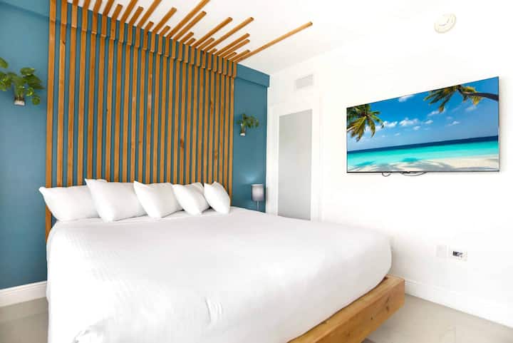 In The Heart Of South Beach! 2 Comfortable Units - Miami Beach, FL