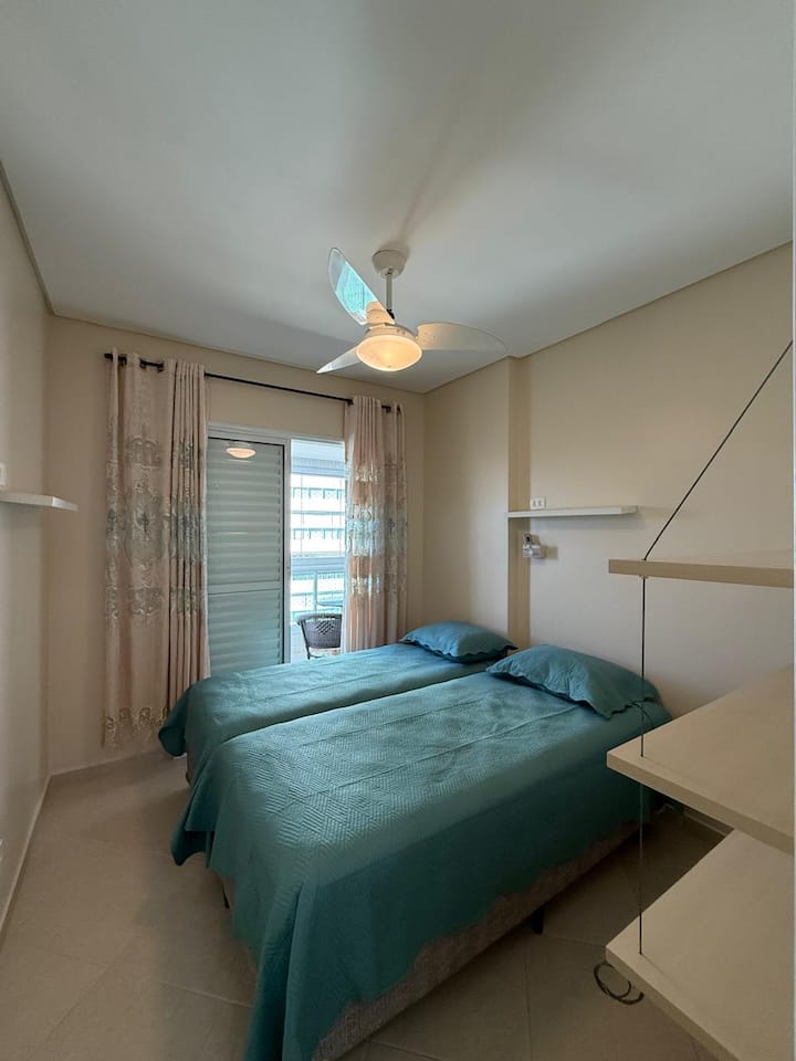 ️ Igumbi lokulala elithokomele elinemibhede emibili (okunye kuyimbhede eliyisondo), omatilasi ababili abengeziwe kanye nokufinyelela kuvulande obheke indawo yokubhukuda. ✨