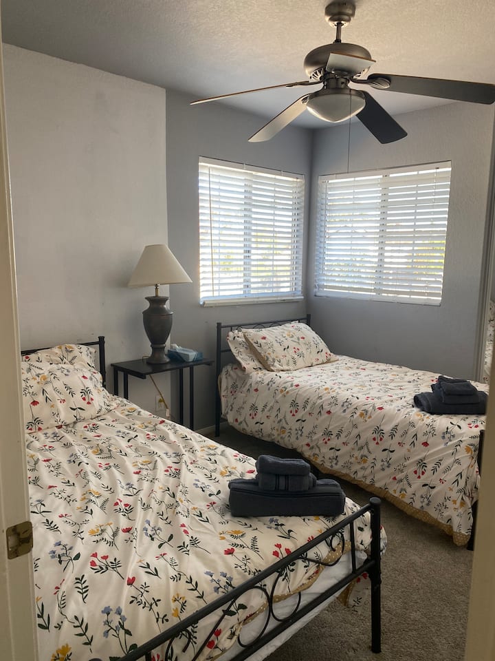 Dhoma e gjumit #2 ka dy krevate dopio dhe ndodhet lart. Ndan banjën me dy lavamanë me dhomën tjetër të gjumit "queen" 