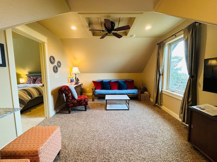 Широк коридор към просторна самостоятелна всекидневна. Голям разтегателен диван за двама. Има много място за придвижване, дори когато леглото е сгънато.