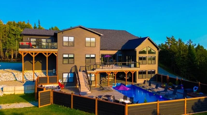 Luxury 4 Bedroom Villa With Pools, Bar & Home Gym.