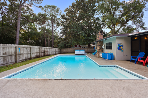Emerald Oasis: Hot Tub + Sleeps 18 + Pool+ Grill