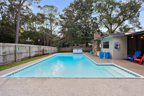 Emerald Oasis: Hot Tub + Sleeps 18 + Pool + Grill