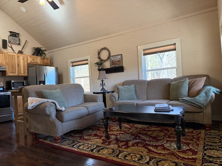 Clearcreek Farm Private Guest Cabin
For Two - Lake Ouachita State Park, Mountain Pine