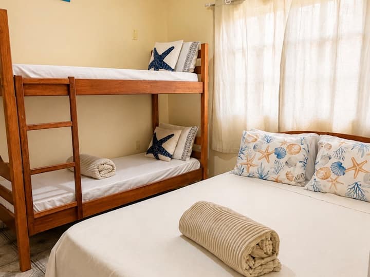 Quarto com capacidade para até 4 pessoas 
Cama de casal e um beliche 

Com ar-condicionado