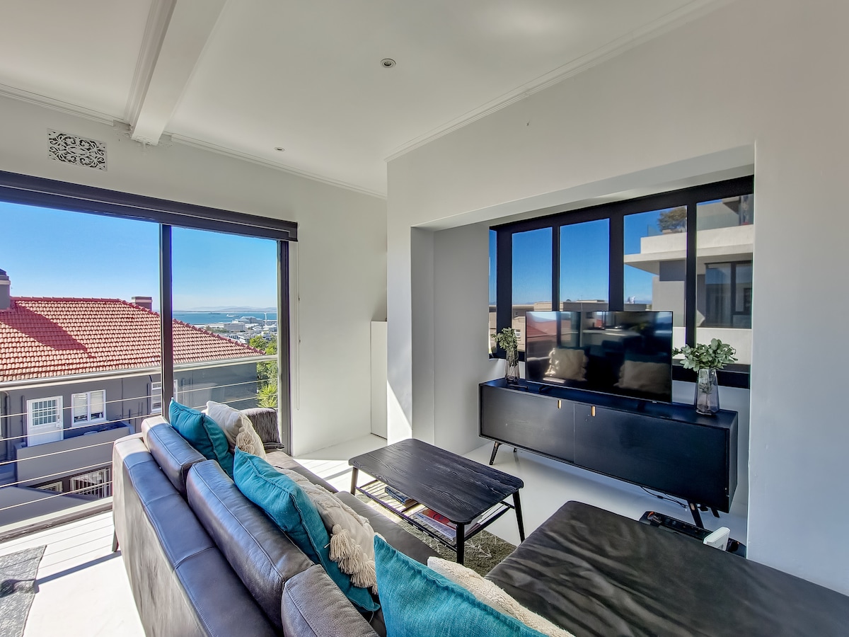 Light-filled apartment with panoramic Cape Town views