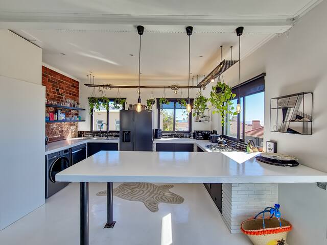 Bright, Stylish Oasis with Panoramic City Views gallery image 5