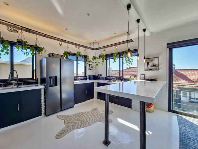 Bright, Stylish Oasis with Panoramic City Views gallery image 4