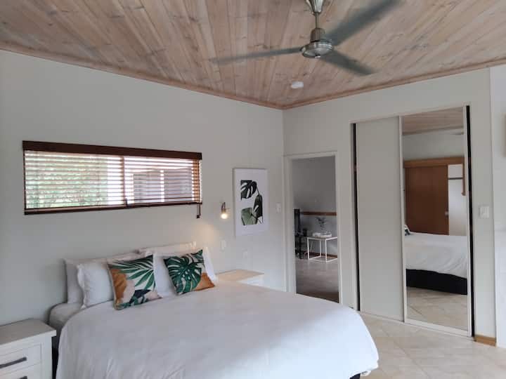 Dhoma kryesore e gjumit ka një krevat dopio "queen", gardërobë, hapësirë magazinimi, vaskë me hidromasazh dhe suitë.