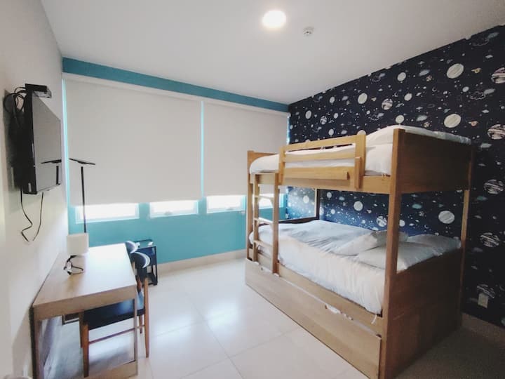 Habitación equipada con camarote y cama auxiliar amplia (Full/Queen).