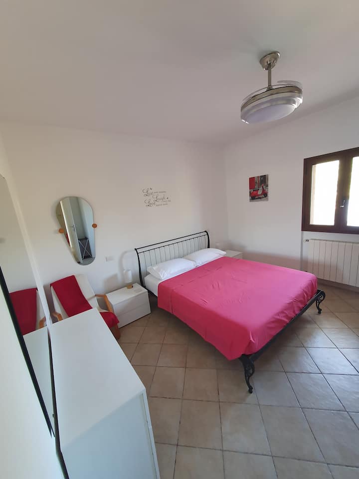 חדר שינה ראשי מרווח עם מיטת קינג סייז 