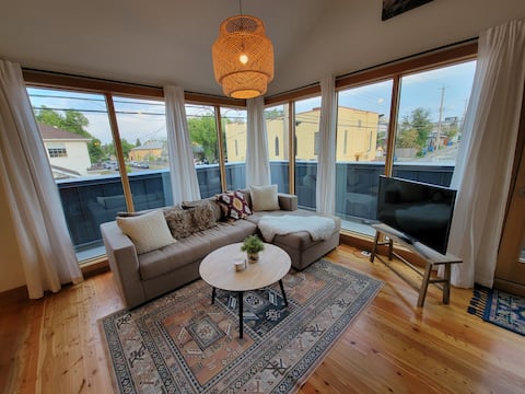 Top performing Airbnb: Bright & Stylish Private Guest Suite | Near DT in Bridgeland/Riverside