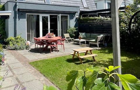 Luxury family home on the water, 15 minutes from Amsterdam