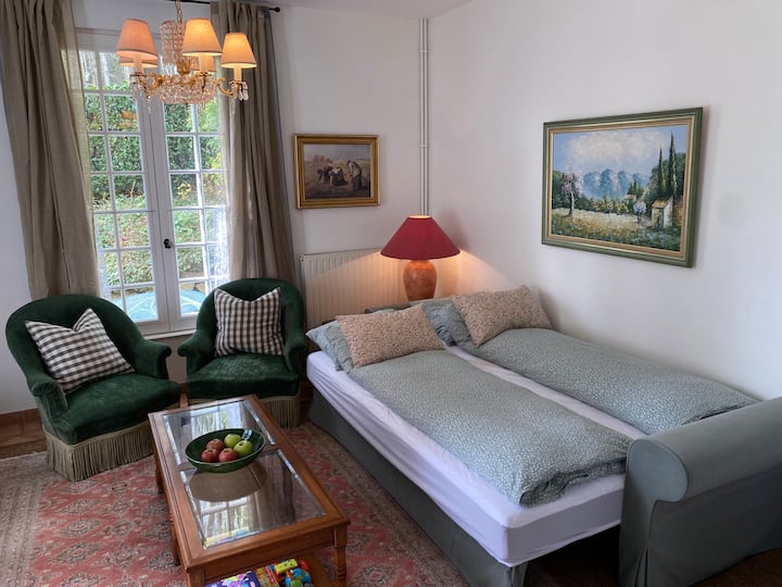 Rozkladacia pohovka, do ktorej sa pohodlne zmestia dvaja dospelí (140 x 200). Všetku posteľnú bielizeň nájdete vo vnútri pohovky. 