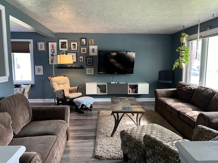 Bright Spacious 3 Bedroom Main Floor Unit W Yard - Kingston