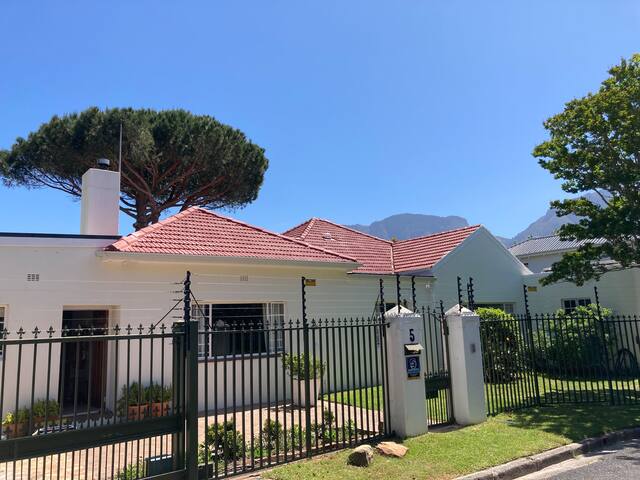 4 bedroom home in cul de sac next to Keurboom park