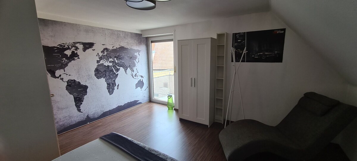 Dhomë gjumi e qetë me krevat 1.4m x 2m, si dhe krevat tek shtesë 0.9 × 200 cm  krevat ,dollap dhe sallë pritjeje me dalje në një ballkon të vogël.