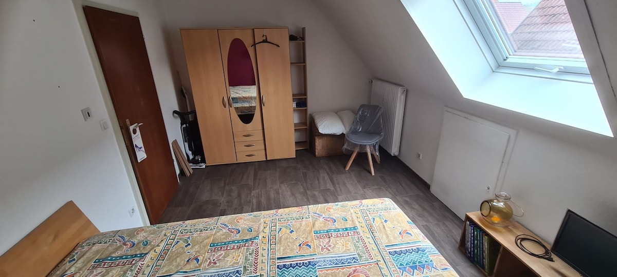 Dhomë gjumi me krevat 2.0mx2.0m
2 dyshekë tek 1x2m 
 Dritare në çati me grila diellore nga krevati.
Krevat fëmijësh për foshnja mund të konfigurohet gjithashtu 