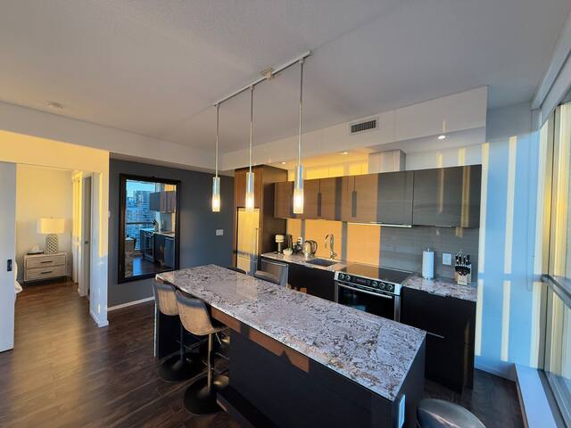 New modern DT condo 2BR/2BA•Parking•Sunset view gallery image 5