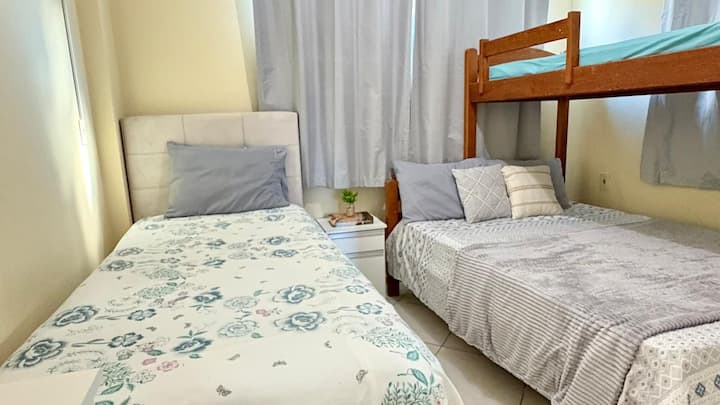 Spavaća soba s bračnim krevetom i krevetom za jednu osobu, s klima-uređajem. Ormar za odjeću. 