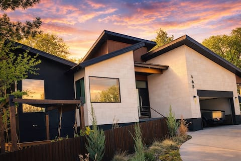 Hot Tub/3 King Beds/2 Master Bedrooms/MassageChair