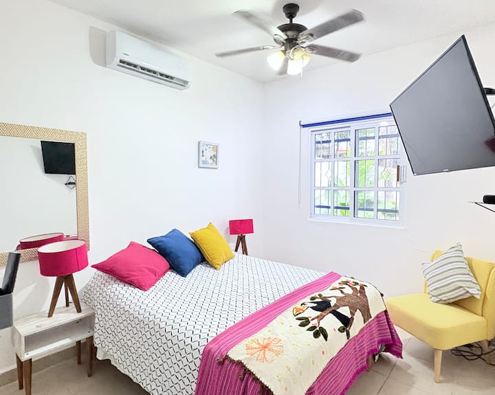 Godoro la ukubwa wa malkia laini la ✅Restonic boutique godoro lenye starehe sana kwa ajili ya mapumziko 
Mfumo wa Alexa 
Televisheni ✅ya Intaneti 
A/C 
✅Feni ya dari tulivu
Madirisha ya alumini 
✅Clóset 
Kioo Kubwa 
✅Mashuka safi 