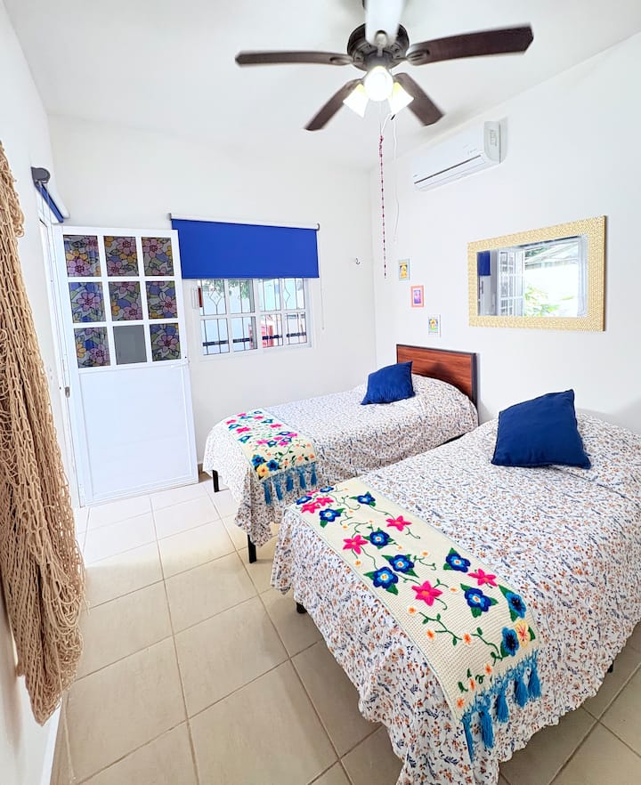 Chumba kinachounganishwa na ua wa nyuma 

vitanda vya ✅mtu mmoja (2) mtindo mahususi wa Restonic
kitanda kimoja cha bembea 
✅madirisha ya alumini 
feni ya dari ya kimya 
✅kiyoyozi Mabe 
mlango wa alumini 
✅kabati la nguo 
shabiki wa sakafu 
