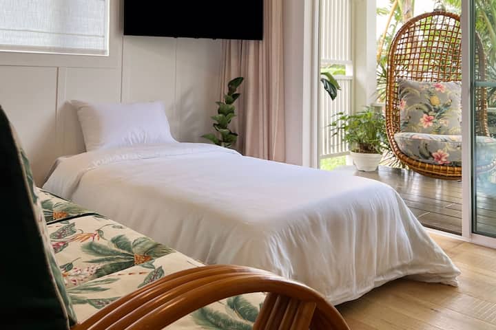 Private Tropical Hideaway with Lush Garden - Cottages for Rent in