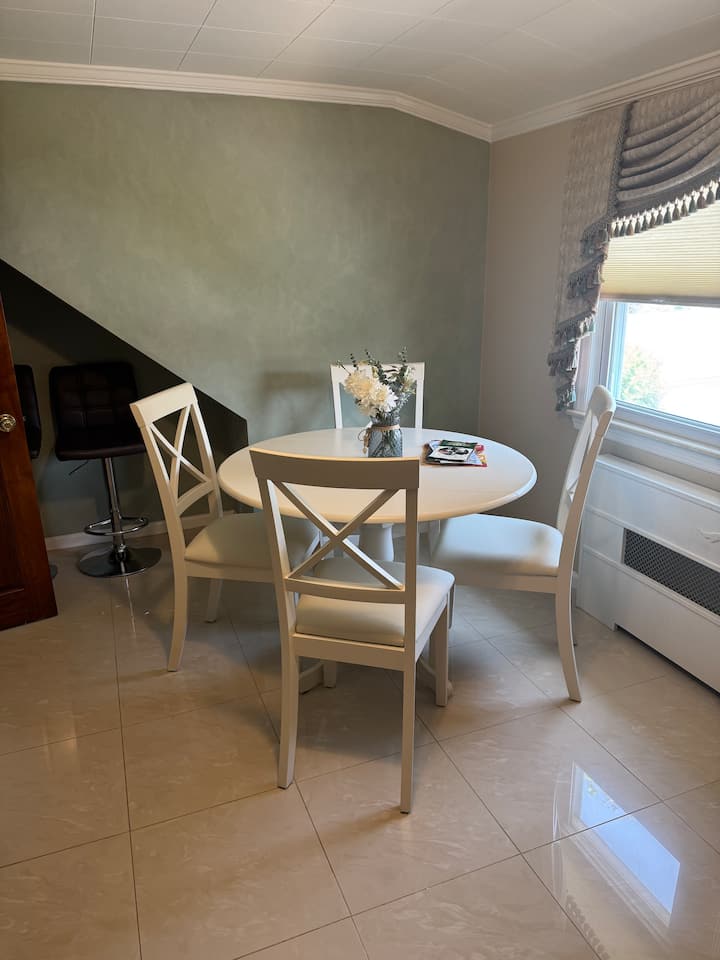 Lovely 2 Bedroom Rental Unit, Free Street Parking. - Valley Stream, NY