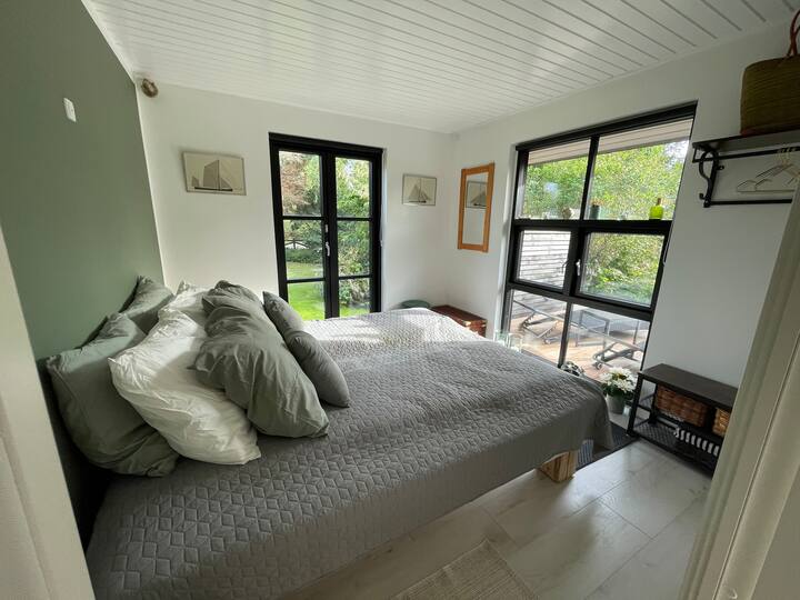 2米宽双人床180x200厘米。 可直接通往花园。 衣架和衣物收纳箱。