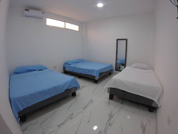 غرفة نوم رقم 1 مع سريرين مزدوجين وسرير بحجم كوين وتلفزيون ومكيف هواء وحمام خاص كامل. بالإضافة إلى ذلك، لدينا 7 مراتب قابلة للنفخ في حالة احتياجك إليها