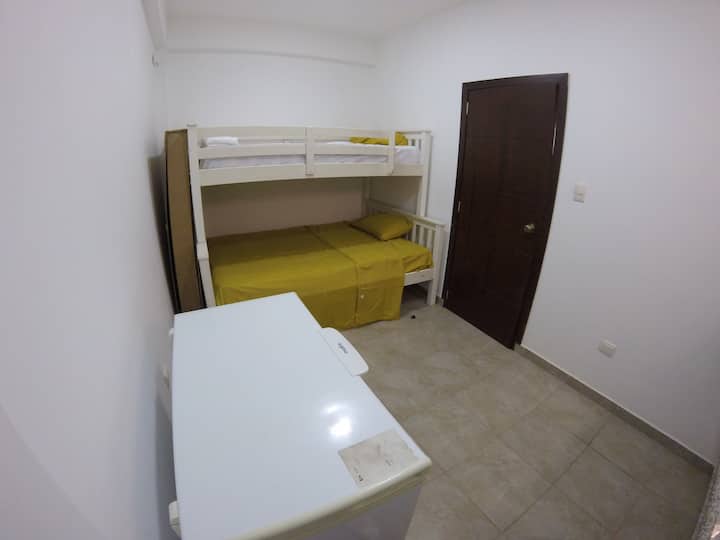 جناح خاص بجوار حمام السباحة مع مكيف هواء وبجوار الحمام الكامل المشترك مع حمام السباحة ومنطقة البرجولا الاجتماعية.