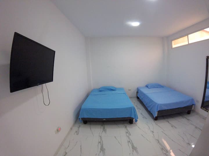 غرفة نوم رقم2 مع سريرين مزدوجين وتلفزيون ومكيف وحمام خاص كامل. بالإضافة إلى ذلك، لدينا 7 مراتب قابلة للنفخ في حالة احتياجك إليها