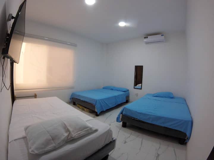 غرفة نوم رقم 3 مع سريرين مزدوجين وسرير بحجم كوين وتلفزيون ومكيف هواء وحمام خاص كامل ونافذة مواجهة للبرجولا وحمام السباحة. بالإضافة إلى ذلك، لدينا 7 مراتب قابلة للنفخ إذا لزم الأمر.