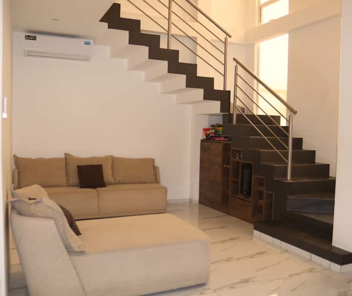 غرفة كبيرة ومريحة مع قطعتين كبيرتين من الأثاث، بجوار مصنع النبيذ مباشرة.