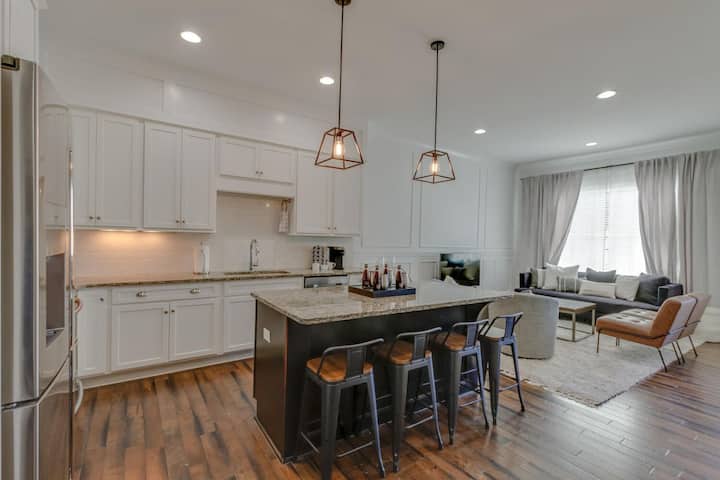 Modern Luxury | Spacious Comfort | Prime Location - テネシー州