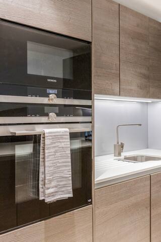 Luxury 3 Bed • King Bed Master Suite • 5mins to KX gallery image 4