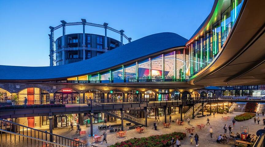 Luxury 3 Bed • King Bed Master Suite • 5mins to KX gallery image 5