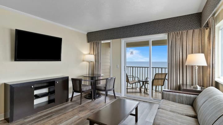 Great Location! Free Parking, Balcony, Pool - Tampa, FL